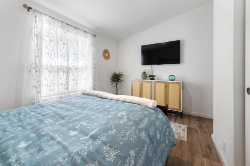a bedroom with a bed and a flat screen tv at 10 Min Drive to the Sequoias in Three Rivers
