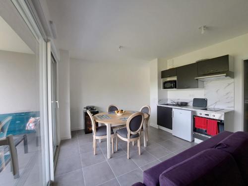 a kitchen and dining room with a table and chairs at Cosy in Lit-et-Mixe