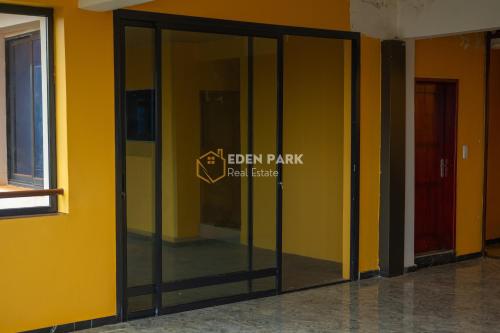 een ingang naar een glazen deur in een gebouw bij Résidence Eden Park in Yaoundé