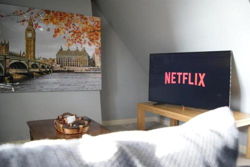 2 Bedroom Apartment - Free Parkingにあるテレビまたはエンターテインメントセンター