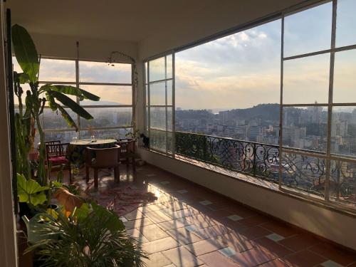 里约热内卢Quarto com varanda no paraíso的可欣赏城市景观的阳台