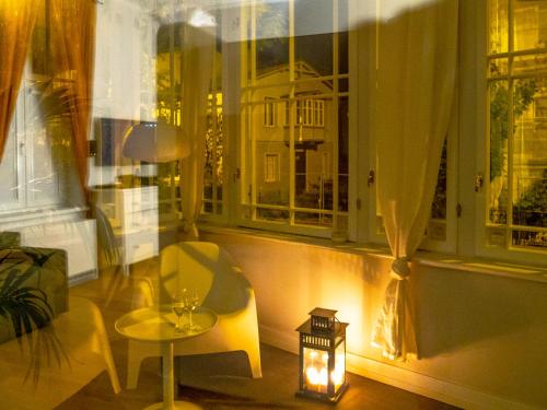 una camera con tavolo, sedia e finestra di Sopot Special Apartments a Sopot
