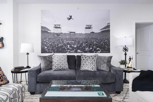 a living room with a couch and a large crowd at Near Oak Mt Amphitheatre and Pelham Civic Complex in Pelham