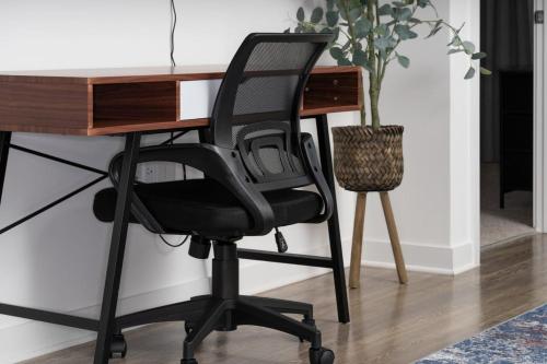 a black computer chair sitting next to a desk at NEW Apt Oak Mt St Park Great Amenities in Pelham