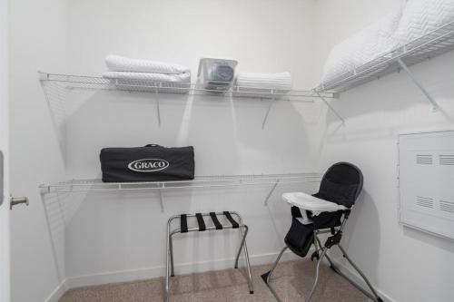 a room with a chair and a shelf with towels at NEW Apt Oak Mt St Park Great Amenities in Pelham