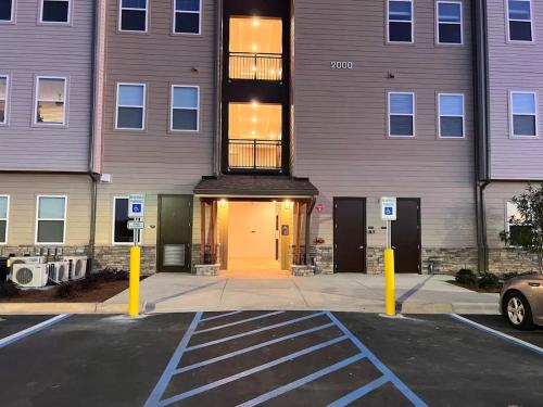 an empty parking lot in front of a building at NEW Apt Oak Mt St Park Great Amenities in Pelham