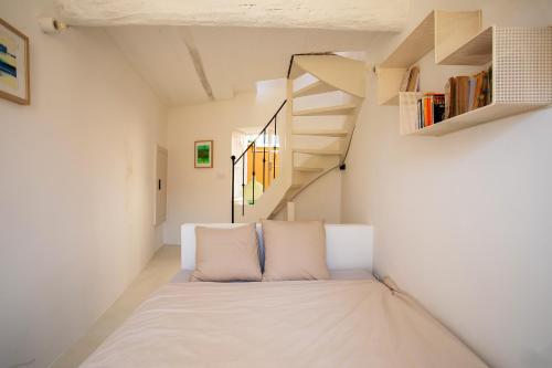 une chambre avec un lit et un escalier dans l'établissement LA CASETTA DI AZZURRA AP4427 By Riviera Holiday Homes, à Villefranche-sur-Mer