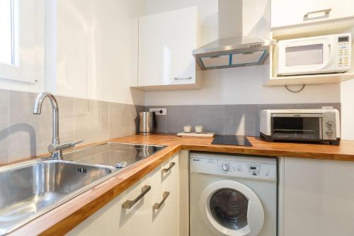 Paris studio Rue du Maine - all bills included - next to Montparnasse train station & close to 6th arrondissement