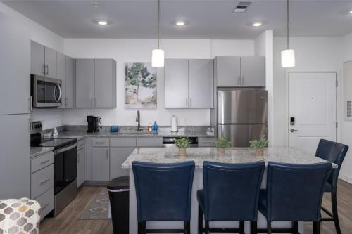 Cuisine ou kitchenette dans l'établissement Luxe 2 BR Apt Oak Mt St Park Lots of Amenities