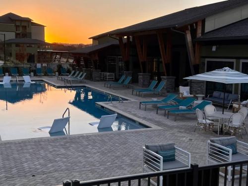 Piscine de l'établissement Luxe 2 BR Apt Oak Mt St Park Lots of Amenities ou située à proximité