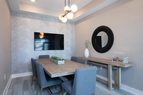 Télévision ou salle de divertissement dans l'établissement Luxe 2 BR Apt Oak Mt St Park Lots of Amenities