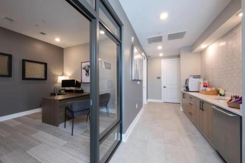 Cuisine ou kitchenette dans l'établissement Luxe 2 BR Apt Oak Mt St Park Lots of Amenities
