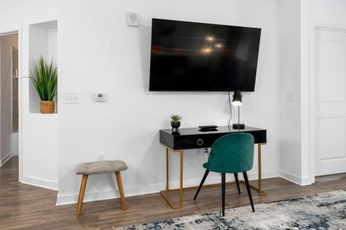 Télévision ou salle de divertissement dans l'établissement Luxury 1 BR apt in new community - Oak Mt Park