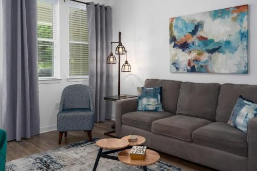 Coin salon dans l'établissement Luxury 1 BR apt in new community - Oak Mt Park