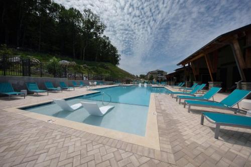 Piscine de l'établissement Luxury 1 BR apt in new community - Oak Mt Park ou située à proximité