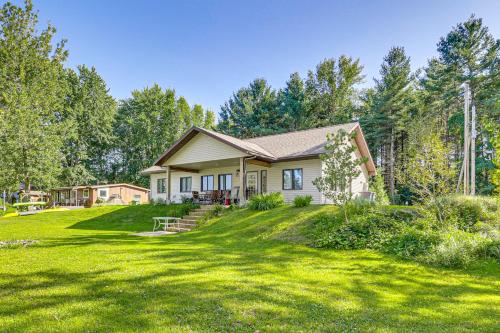 Κήπος έξω από το Lake Champlain Retreat with Grill, Fire Pit!