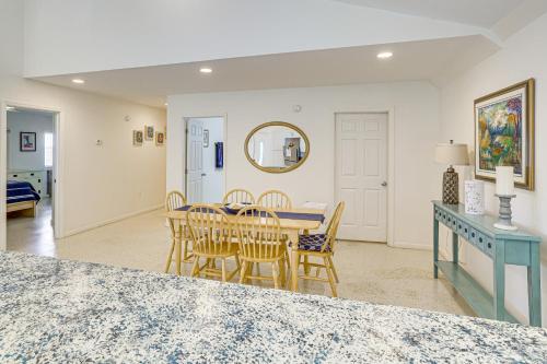 Μια τηλεόραση ή/και κέντρο ψυχαγωγίας στο Lake Champlain Retreat with Grill, Fire Pit!