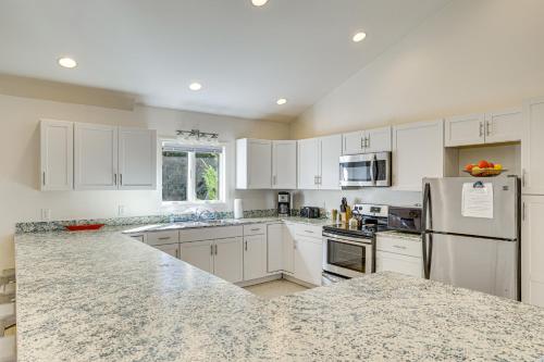Η κουζίνα ή μικρή κουζίνα στο Lake Champlain Retreat with Grill, Fire Pit!