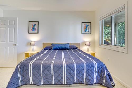 Ένα ή περισσότερα κρεβάτια σε δωμάτιο στο Lake Champlain Retreat with Grill, Fire Pit!