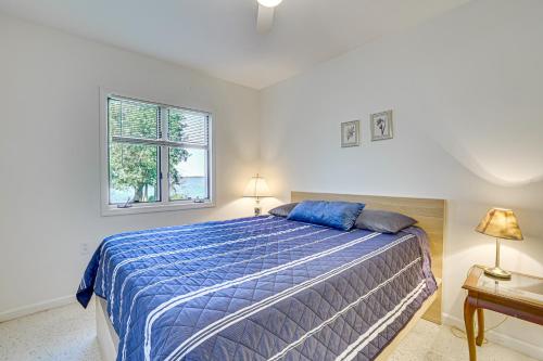 Ένα ή περισσότερα κρεβάτια σε δωμάτιο στο Lake Champlain Retreat with Grill, Fire Pit!