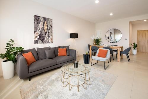Coin salon dans l'établissement Pool & Mountain View Luxury Serviced Apartments at Minissy