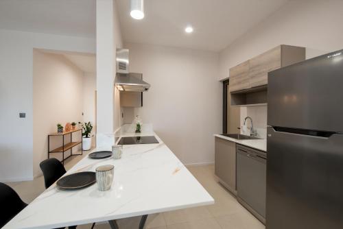 Cuisine ou kitchenette dans l'établissement Pool & Mountain View Luxury Serviced Apartments at Minissy