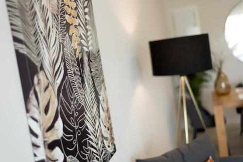 Télévision ou salle de divertissement dans l'établissement Pool & Mountain View Luxury Serviced Apartments at Minissy