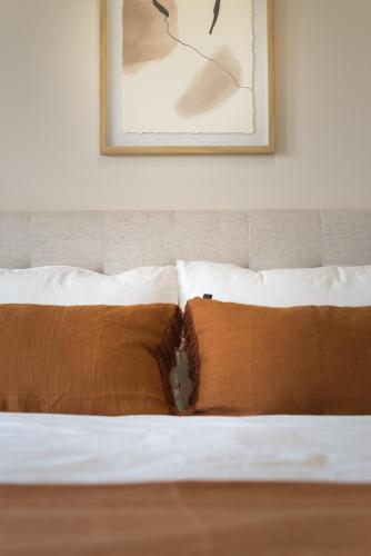 Un ou plusieurs lits dans un hébergement de l'établissement Pool & Mountain View Luxury Serviced Apartments at Minissy