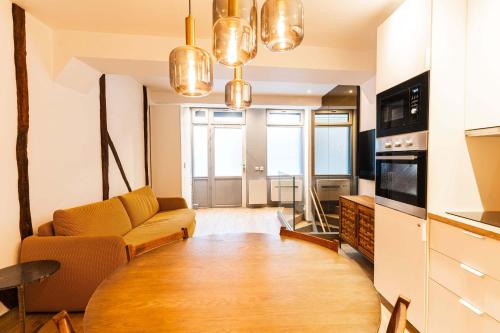 un salon avec un canapé et une table dans une pièce dans l'établissement Loft 1 BR Marais, Notre Dame AC by LCC Agency, à Paris