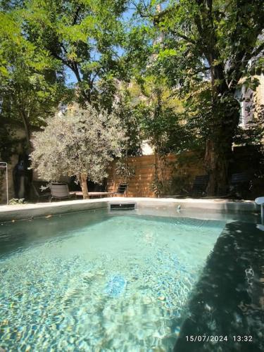 - une piscine dans une cour arborée dans l'établissement Magnifique maison de ville 6personnes , piscine et garage, à Aix-en-Provence