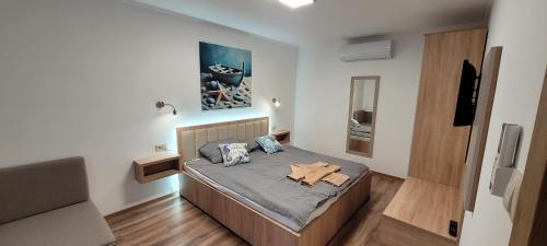 a small bedroom with a bed in a room at Családi kikötő apartman in Gyula