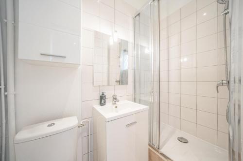 Paris studio Rue Roger #1 - all bills included - direct train from CDG airport