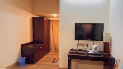 Μια τηλεόραση ή/και κέντρο ψυχαγωγίας στο West Park Inn Dhaka