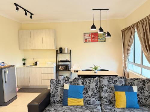 Kuchyň nebo kuchyňský kout v ubytování Desaru Private Beach Pool Family Suite 5GWifiNetFlix D3A13