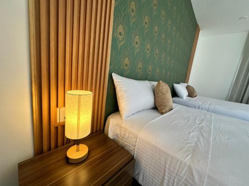 een hotelkamer met een bed en een lamp bij Hotel Punta Colibrí in Puerto Escondido