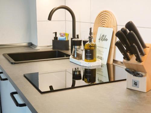 ハムにあるLIVATION - Apartments Hamm-Mitte - 2 Zi - Nespresso - SmartTV - freeWiFi - ausgestattete Küche - 24h Check-In - bis 4 Pers pro Apartmentの- キッチンカウンター(シンク、ワイン2本付)