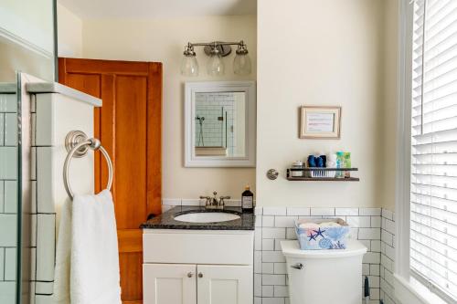 ストーニントンにあるCheerful Historic 3 BR Townhouse Downtown Mysticの洗面台とトイレ付きのバスルーム