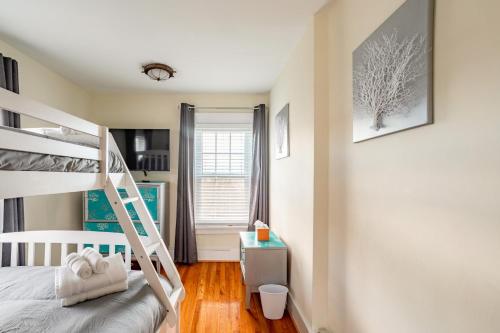 ストーニントンにあるCheerful Historic 3 BR Townhouse Downtown Mysticのベッドルーム(二段ベッド1組、窓付)