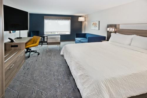 Ένα ή περισσότερα κρεβάτια σε δωμάτιο στο Holiday Inn Express Columbus - Fort Benning Area By IHG