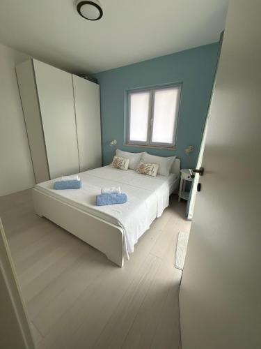 a bedroom with a large bed with blue walls at Zana in Bol