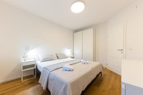3 Bed Apt Sleeps 6 - Large Terrace & Free Parking