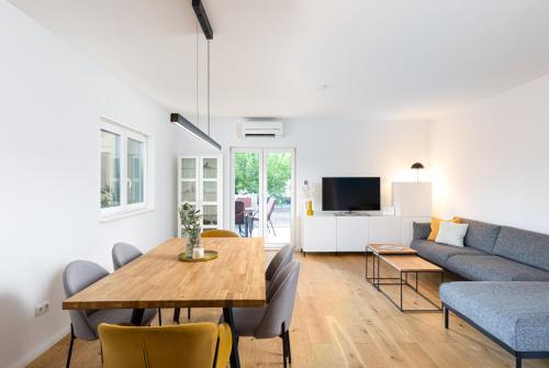 3 Bed Apt Sleeps 6 - Large Terrace & Free Parking
