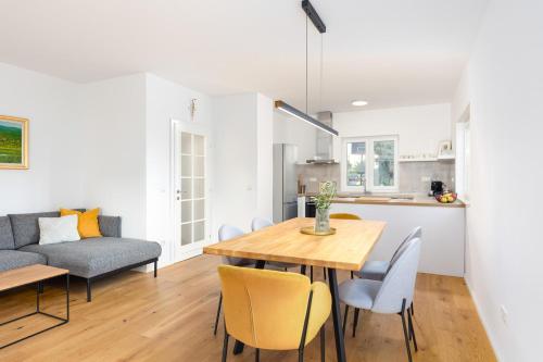 3 Bed Apt Sleeps 6 - Large Terrace & Free Parking
