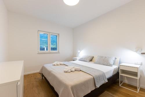 3 Bed Apt Sleeps 6 - Large Terrace & Free Parking