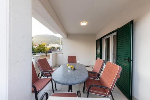 3 Bed Apt Sleeps 6 - Large Terrace & Free Parking
