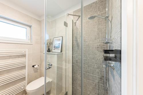 3 Bed Apt Sleeps 6 - Large Terrace & Free Parking