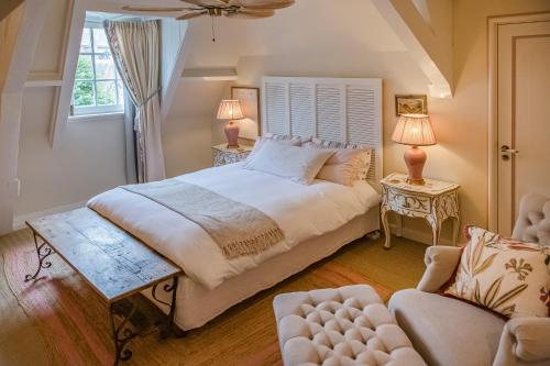 a bedroom with a bed and two tables and two lamps at Fortuna Spinoza in Monnickendam