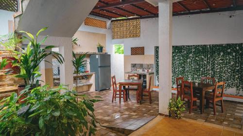 a kitchen and dining room with a table and chairs at Hotel del Parque in Valladolid