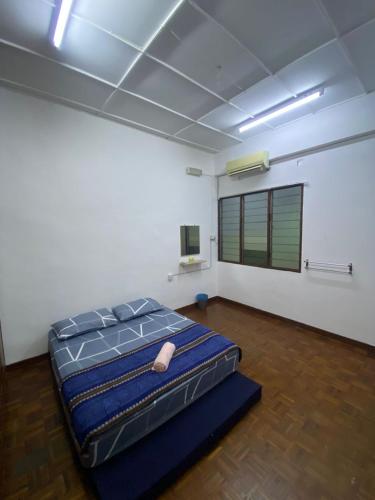 ジョージタウンにあるCJA Homestay Jalan Perakの真ん中にベッドがある部屋