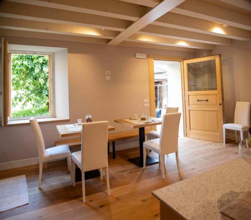 a dining room with a table and chairs at B&B Annalisa in Segusino